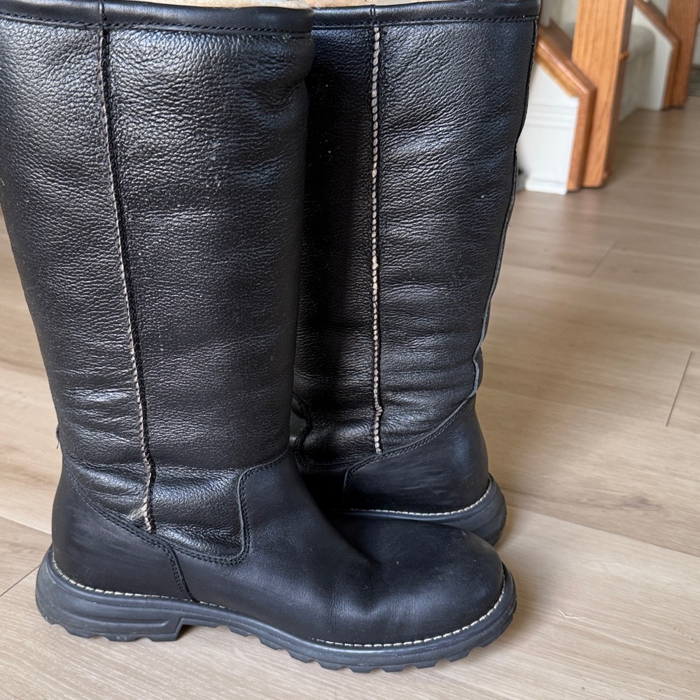 UGG Brooks Tall 5490 Black Leather Shearling Boots Size 9 - Picture 10 of 13